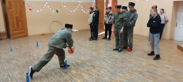 Спортивная игровая программа "Со спортом мы дружим"